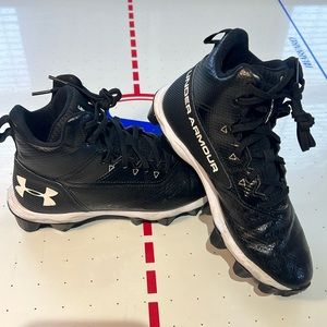 Under Armour football cleats (boys 4.5)